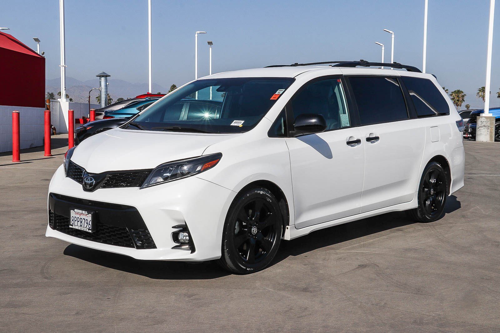 Certified 2020 Toyota Sienna SE w/ Nightshade Edition FWD image 3