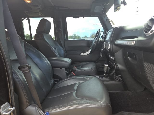 Used 2014 Jeep Wrangler Unlimited Rubicon w/ Connectivity Group AWD/4WD image 16