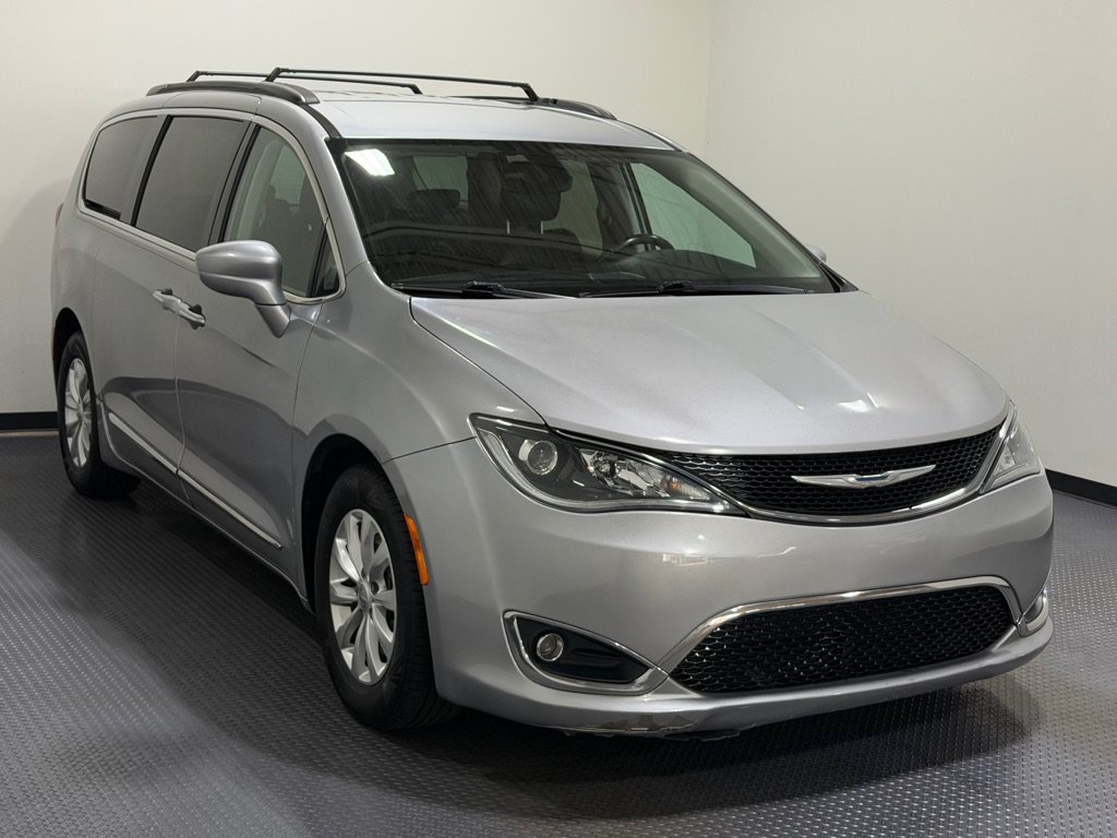 Used 2017 Chrysler Pacifica Touring-L FWD image 4