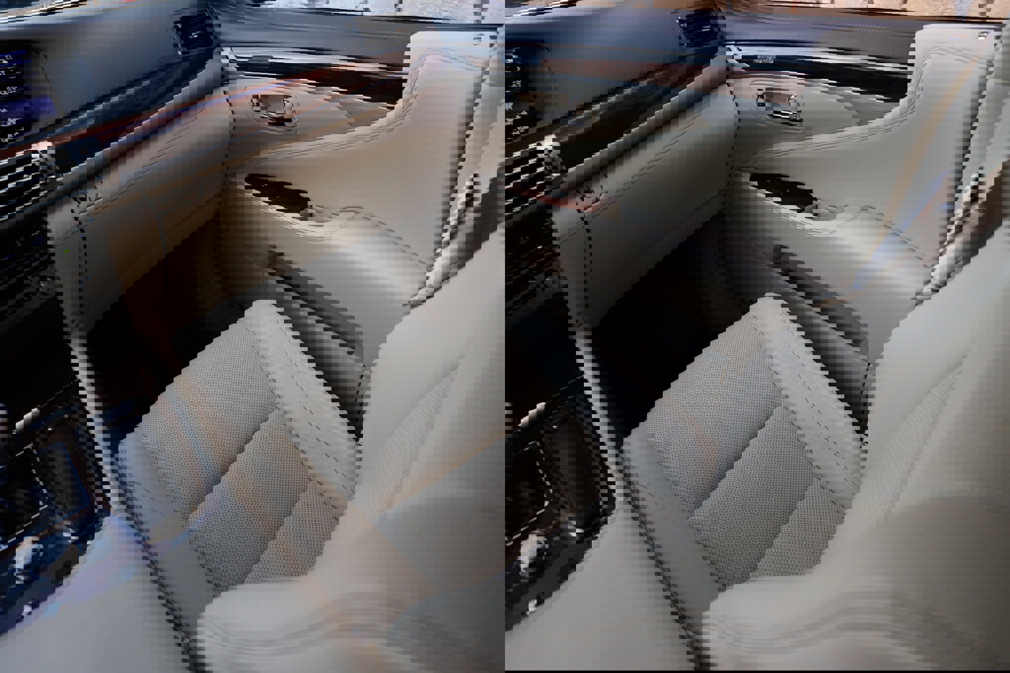 Used 2015 Lexus LS 460 image 27