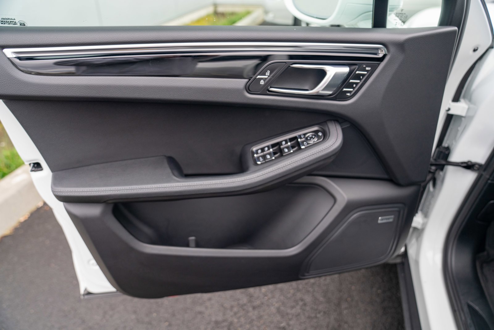 Certified 2025 Porsche Macan image 10