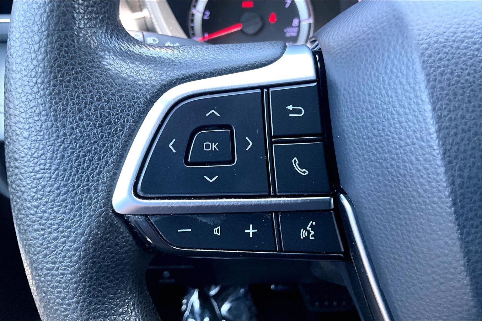 Used 2021 Toyota Highlander L AWD/4WD image 16