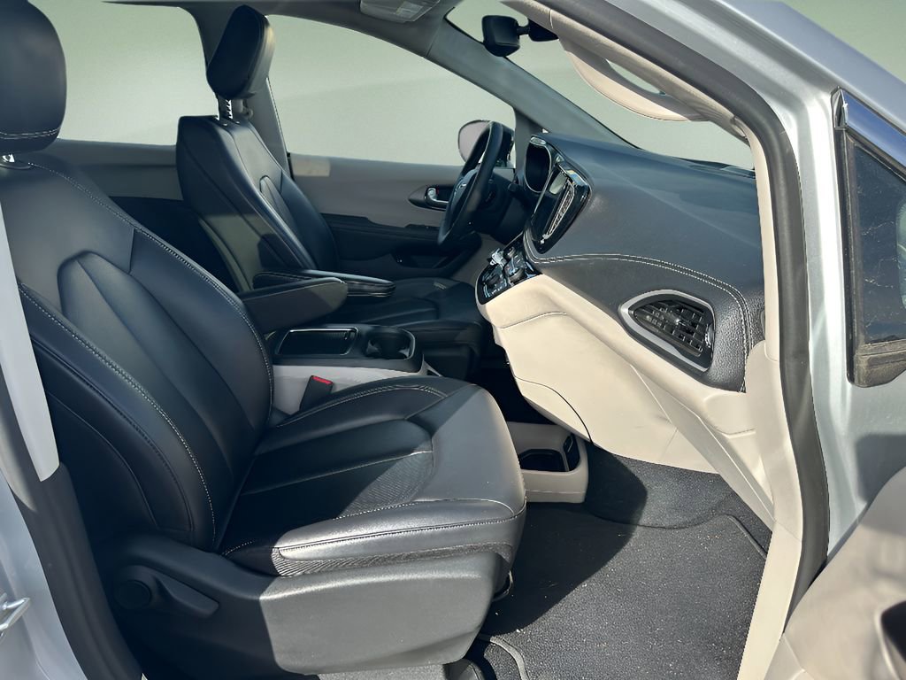 Used 2024 Chrysler Pacifica Select image 27