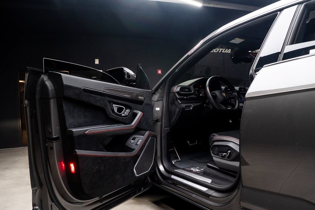 Used 2023 Lamborghini Urus Performante AWD/4WD image 33