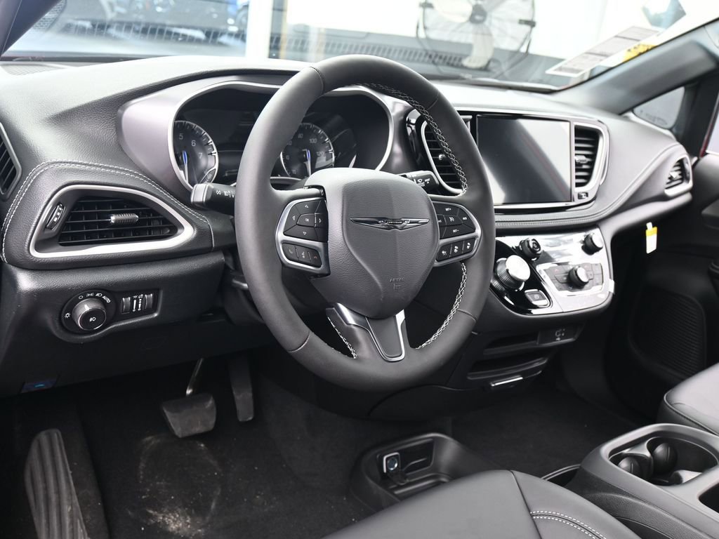 New 2026 Chrysler Pacifica Select image 13