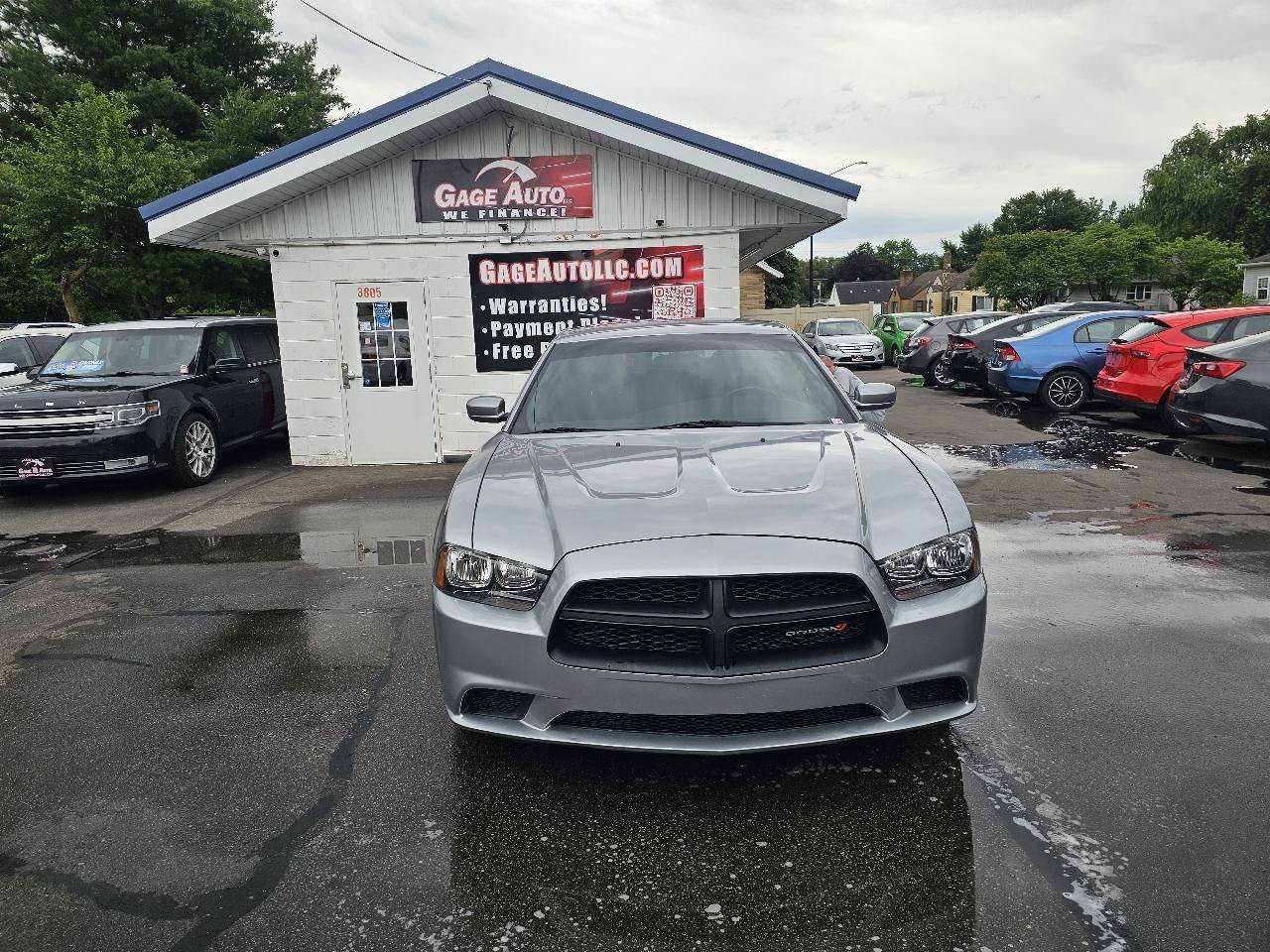 Used 2013 Dodge Charger SE RWD image 2