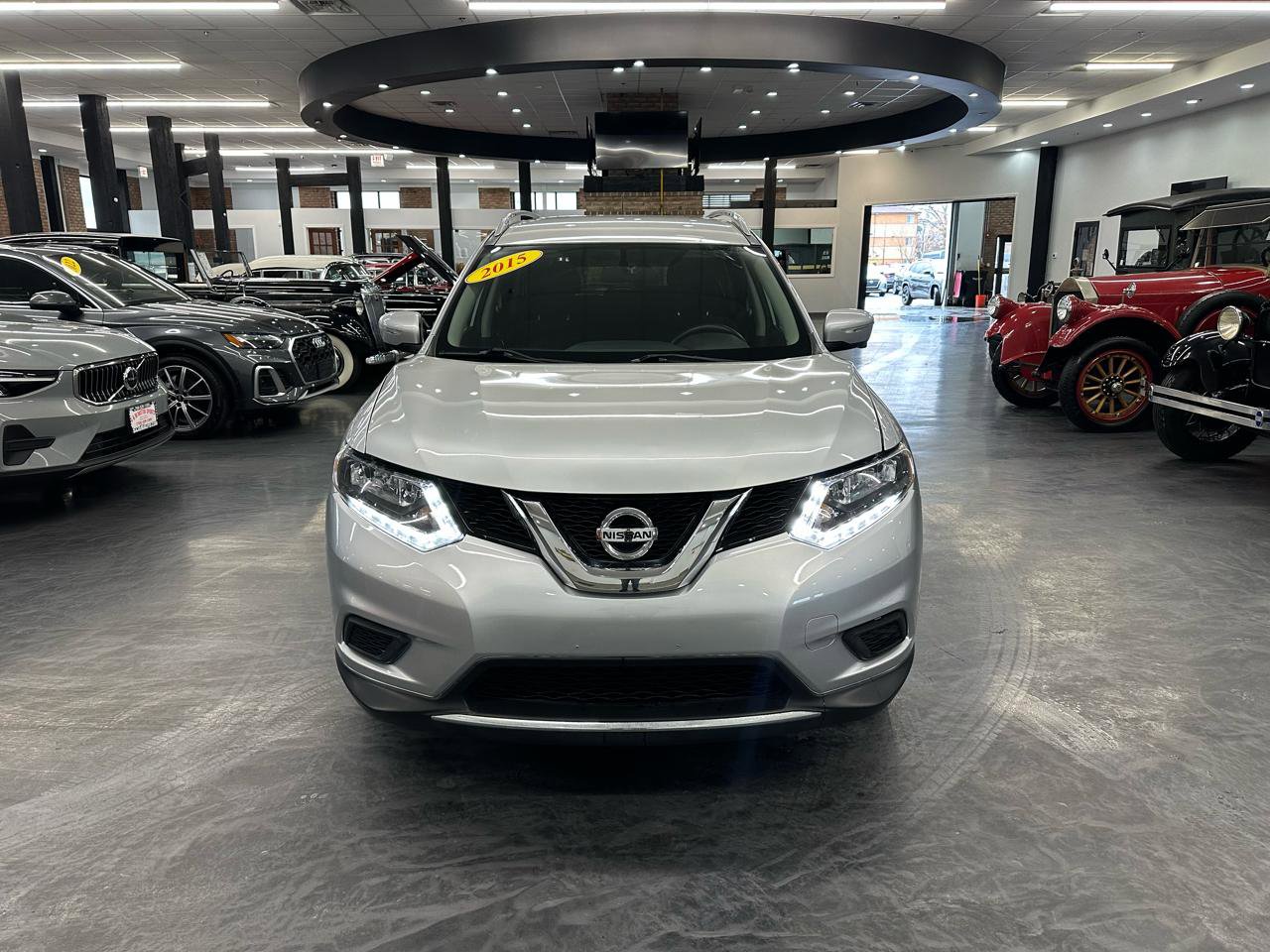 Used 2015 Nissan Rogue SV w/ SV Premium Package image 2