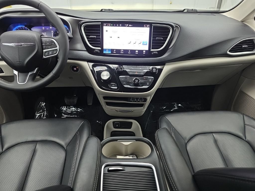 Used 2024 Chrysler Pacifica Touring-L image 32