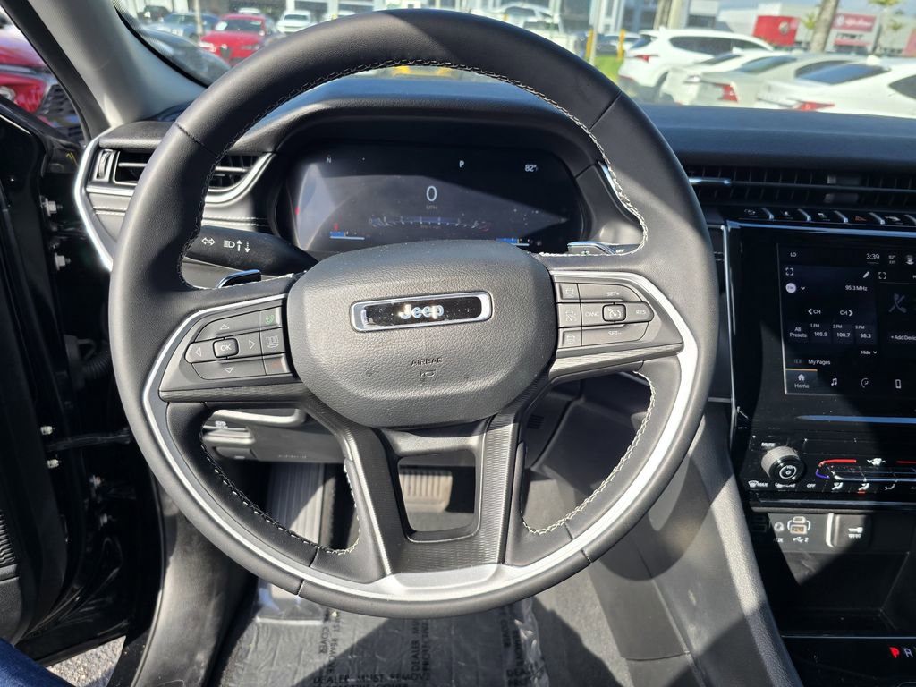 Used 2023 Jeep Grand Cherokee Laredo X image 21