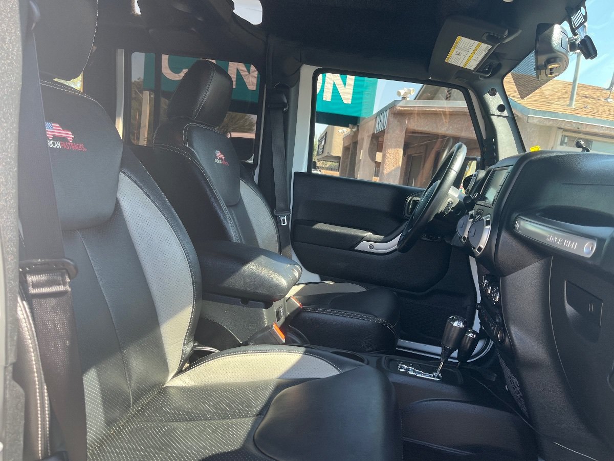 Used 2018 Jeep Wrangler Unlimited Rubicon w/ Connectivity Group AWD/4WD image 34