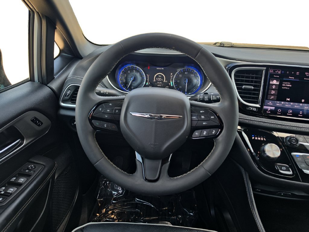 Used 2023 Chrysler Pacifica Limited w/ Uconnect Theater Family Group AWD/4WD image 13