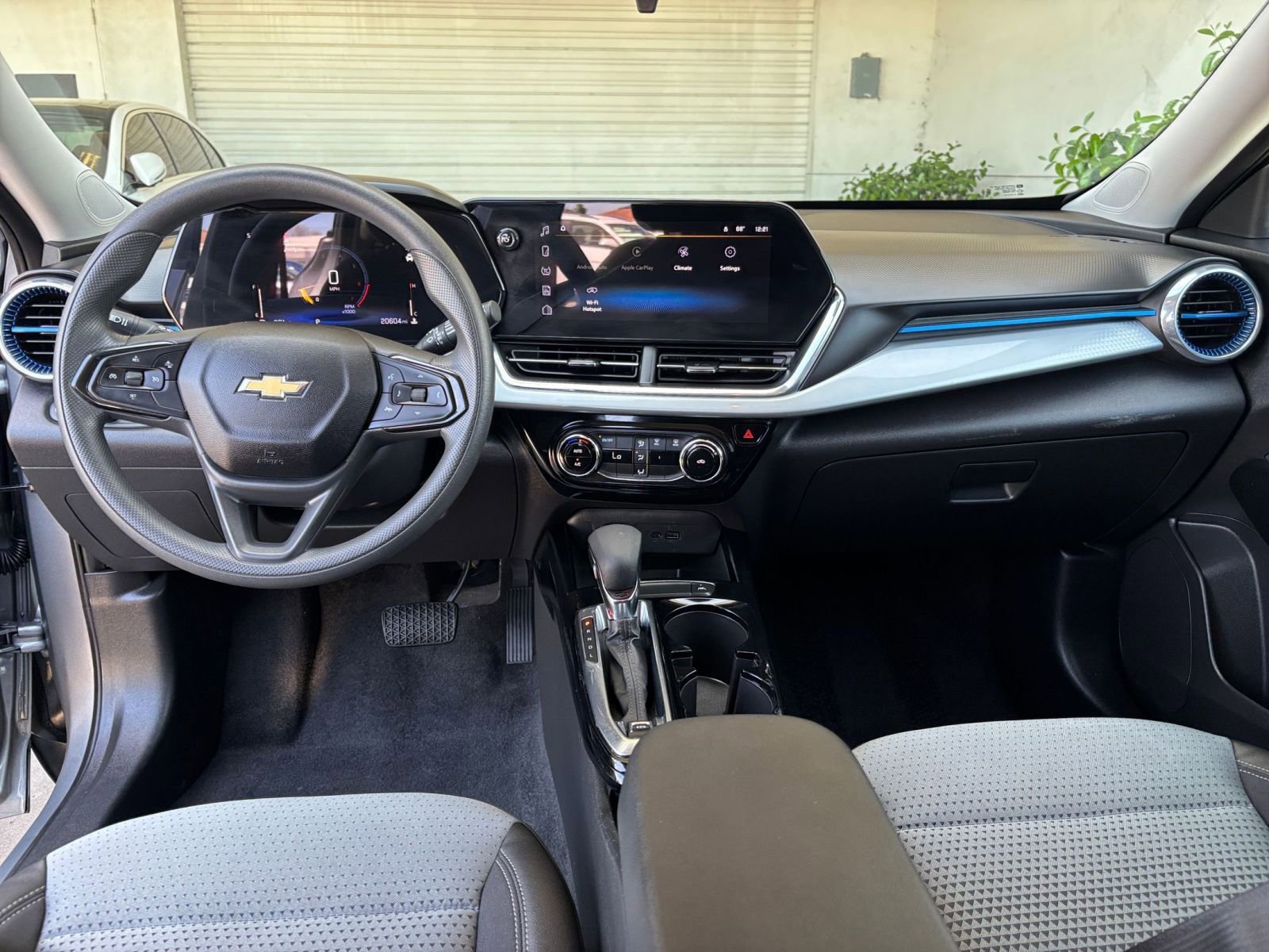 Used 2025 Chevrolet Trax LT FWD image 33