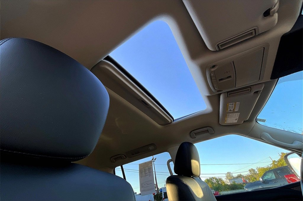 Used 2024 Nissan Armada SL w/ Captain's Chairs Package image 22