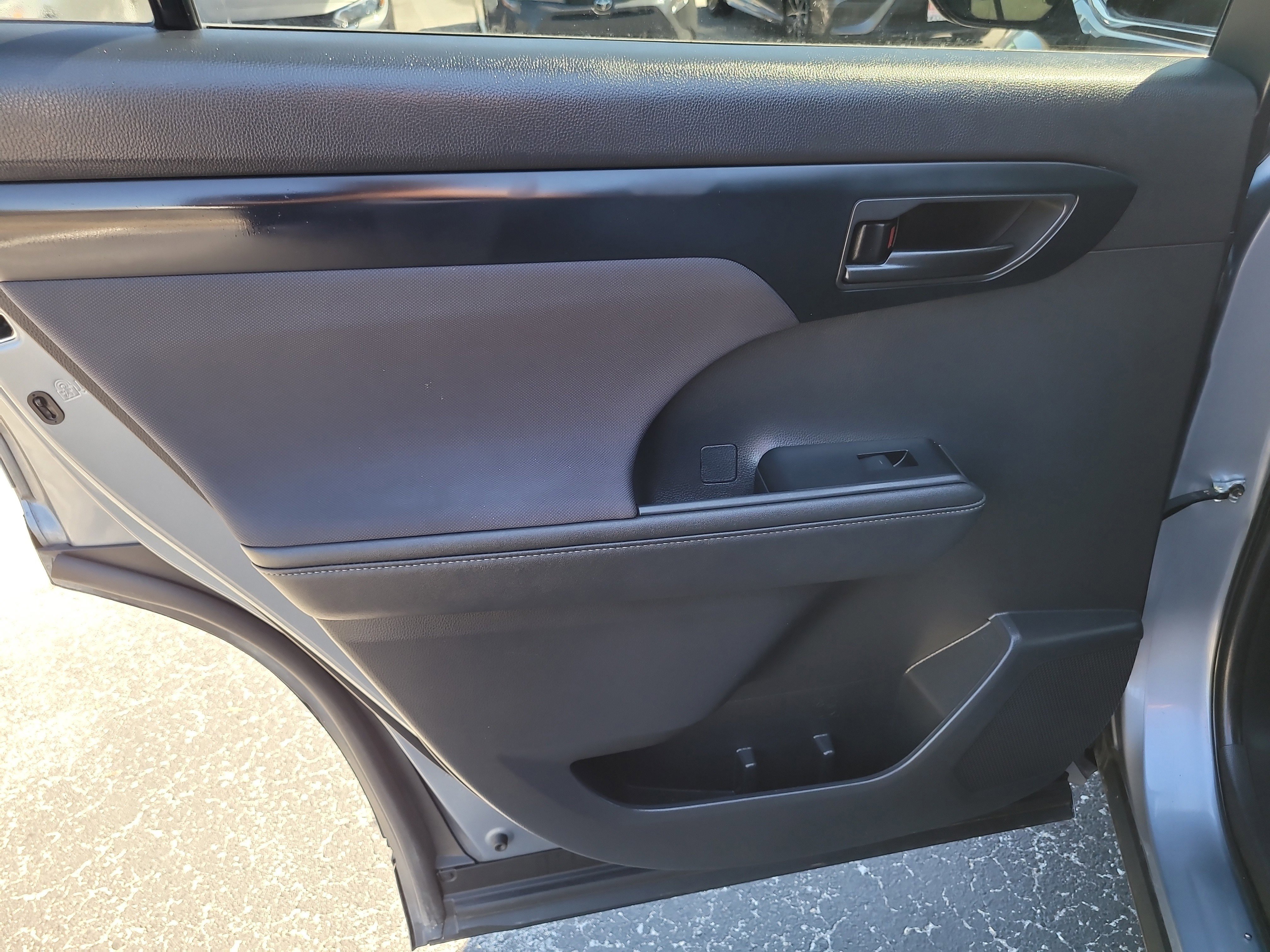 Used 2023 Toyota Highlander LE image 13