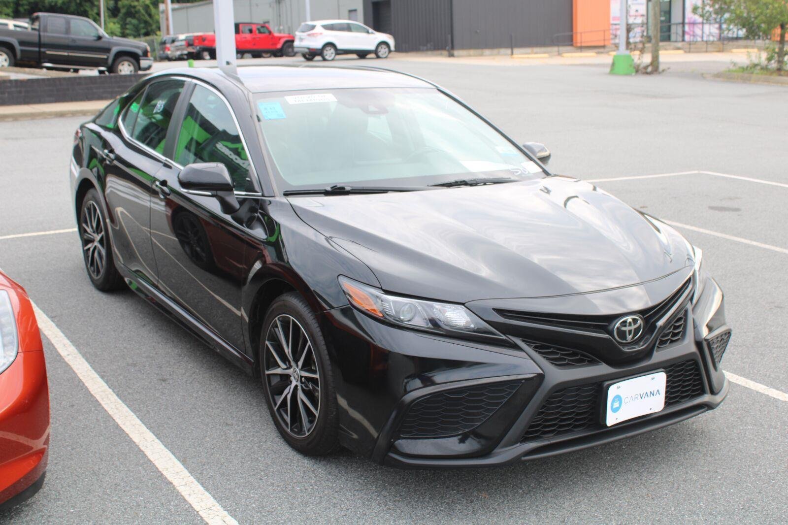 Used 2023 Toyota Camry SE FWD image 3