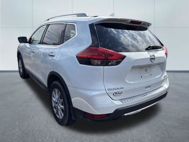 Used 2017 Nissan Rogue SV w/ SV Premium Package image 2
