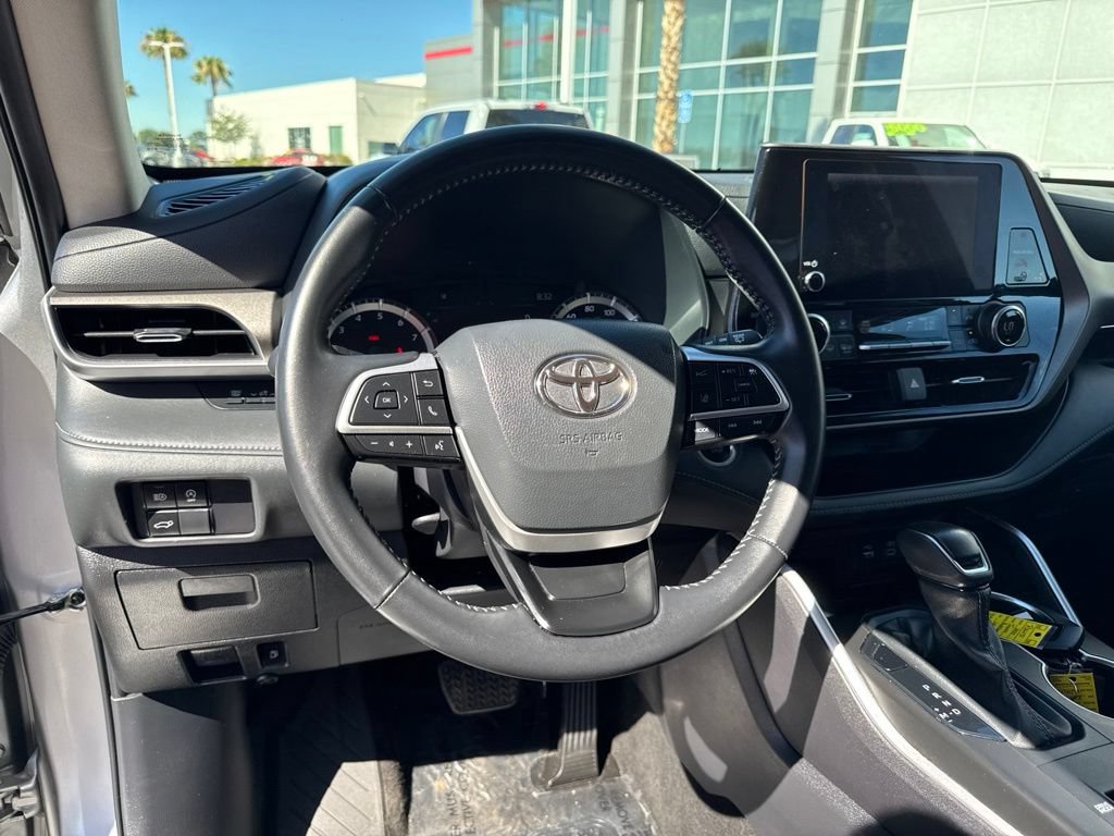 Certified 2025 Toyota Highlander LE FWD image 14