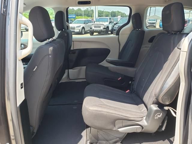 Used 2017 Chrysler Pacifica Touring FWD image 13