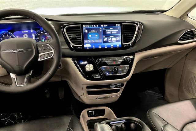 Used 2024 Chrysler Pacifica Touring-L image 7