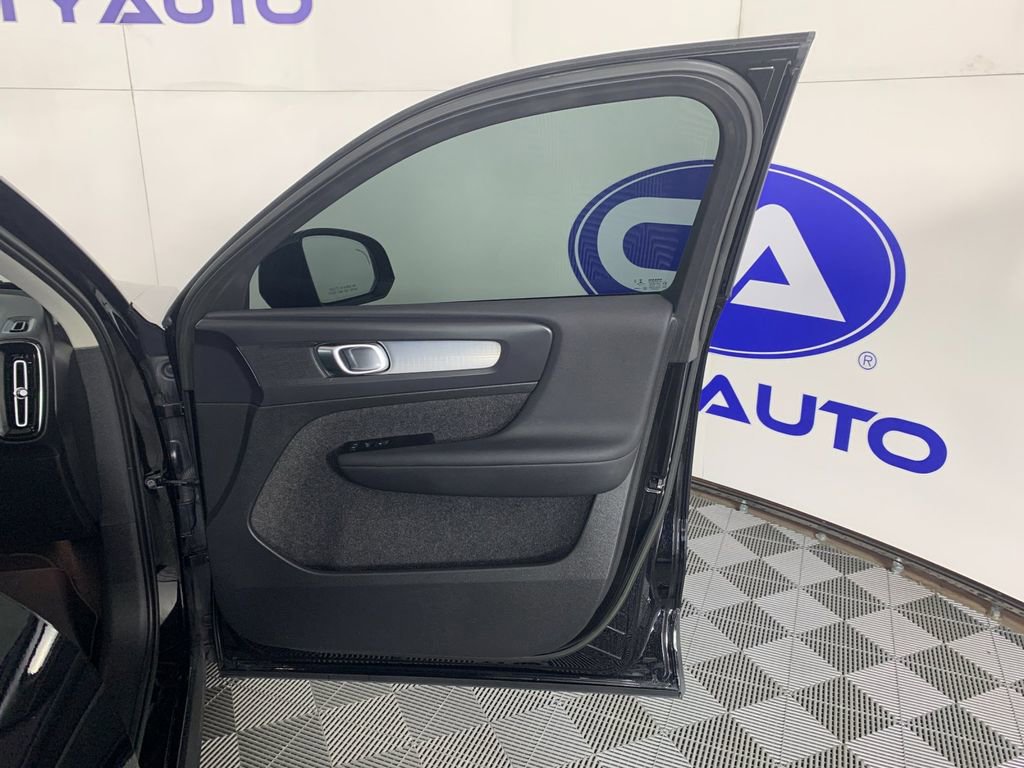 Used 2022 Volvo XC40 T5 Momentum image 39