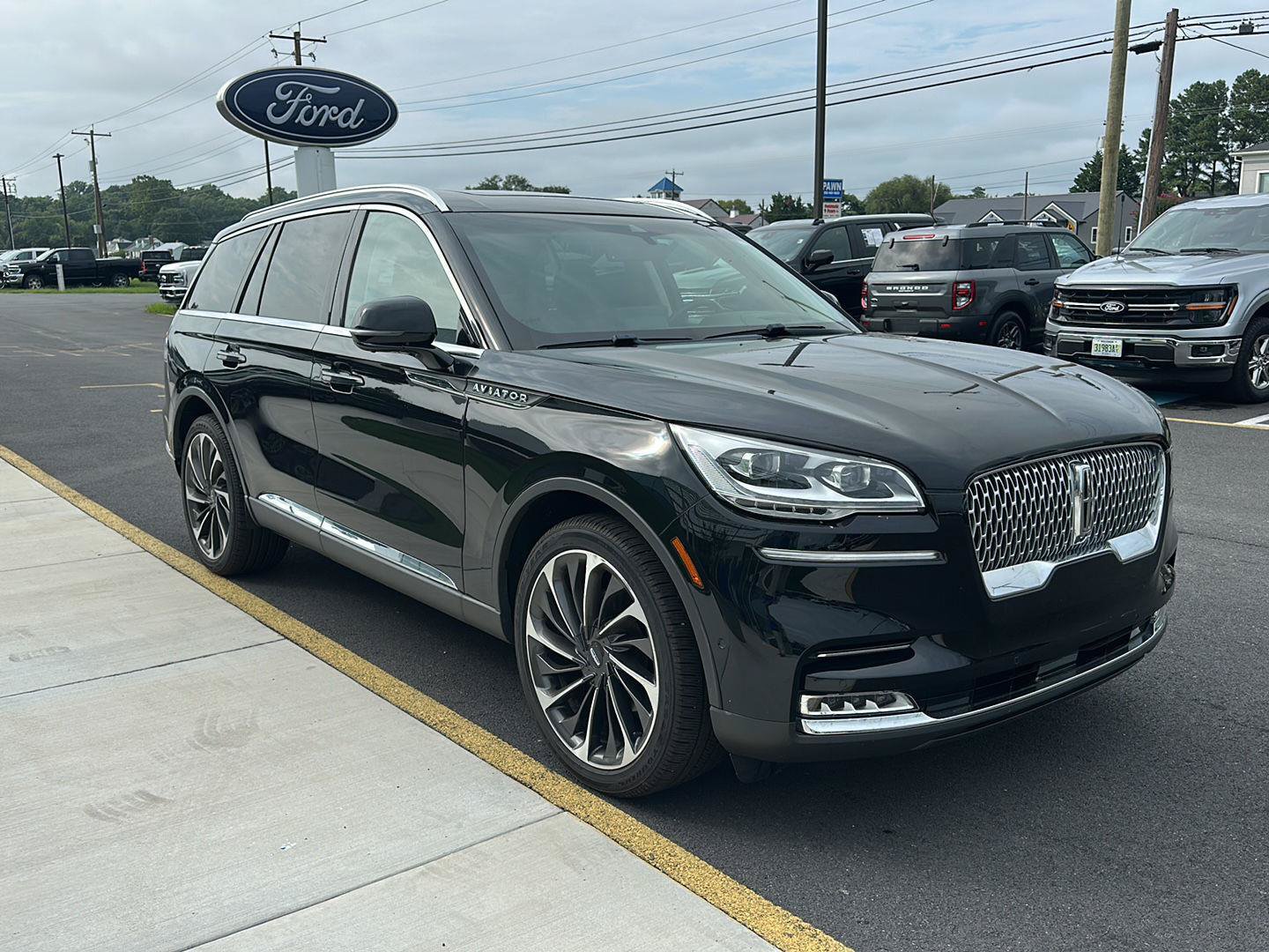 Used 2020 Lincoln Aviator Reserve w/ Equipment Group 202A AWD/4WD image 3