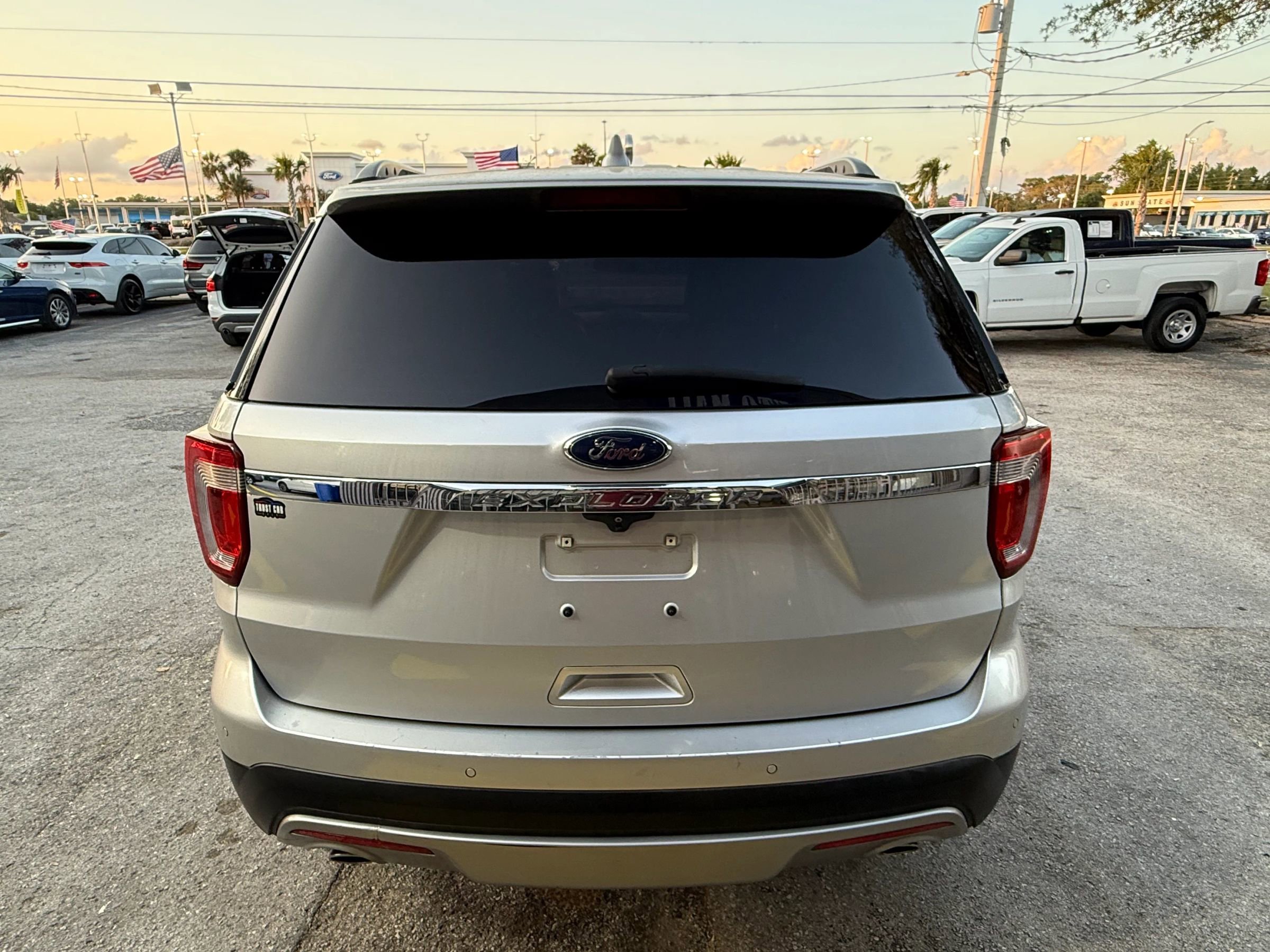 Used 2017 Ford Explorer XLT w/ Equipment Group 202A image 5