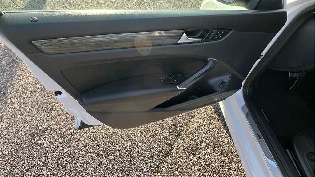 Used 2020 Volkswagen Passat 2.0T R-Line image 11