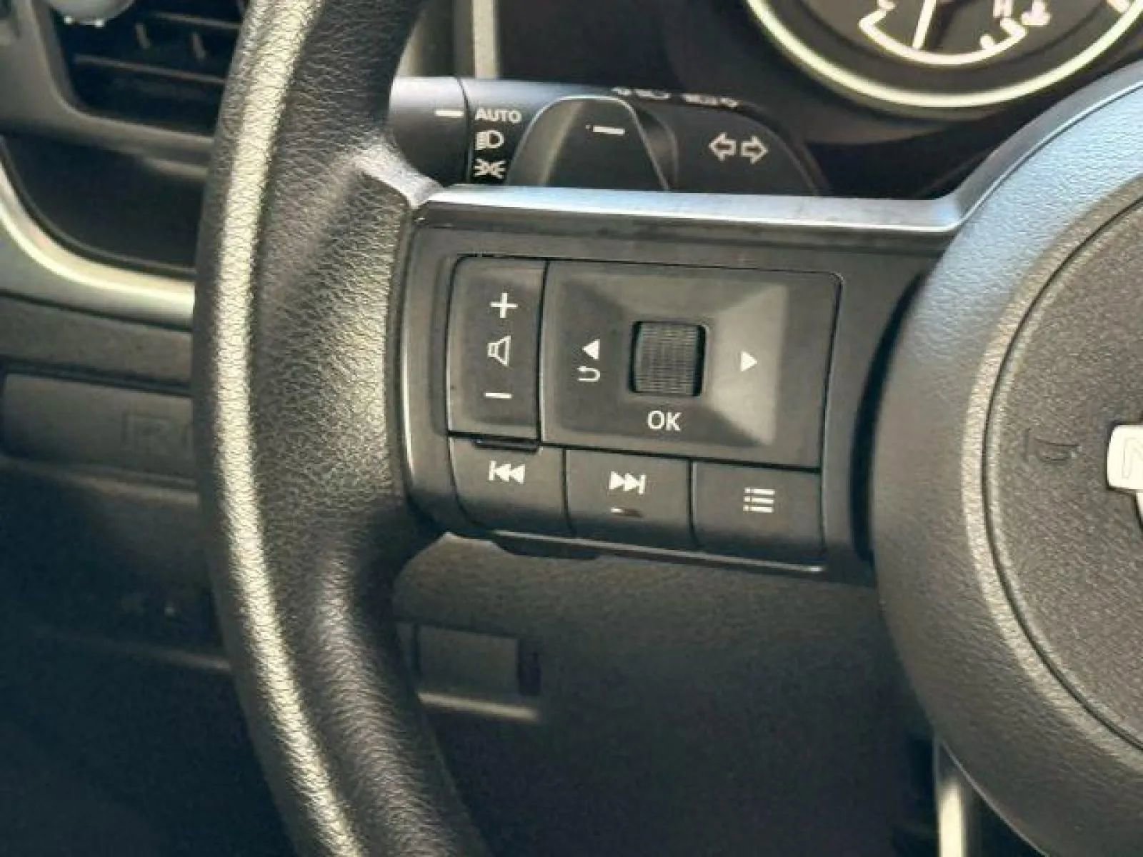 Used 2023 Nissan Rogue S AWD/4WD image 30