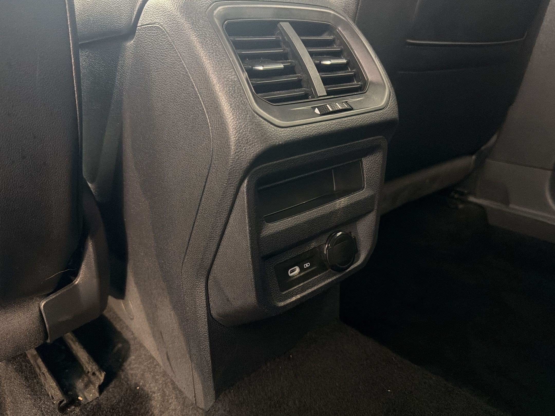 Used 2022 Volkswagen Tiguan SE FWD image 31