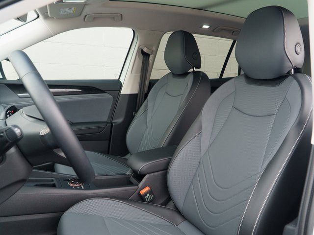 Used 2025 Volkswagen Tiguan SE w/ Panoramic Sunroof Package image 5