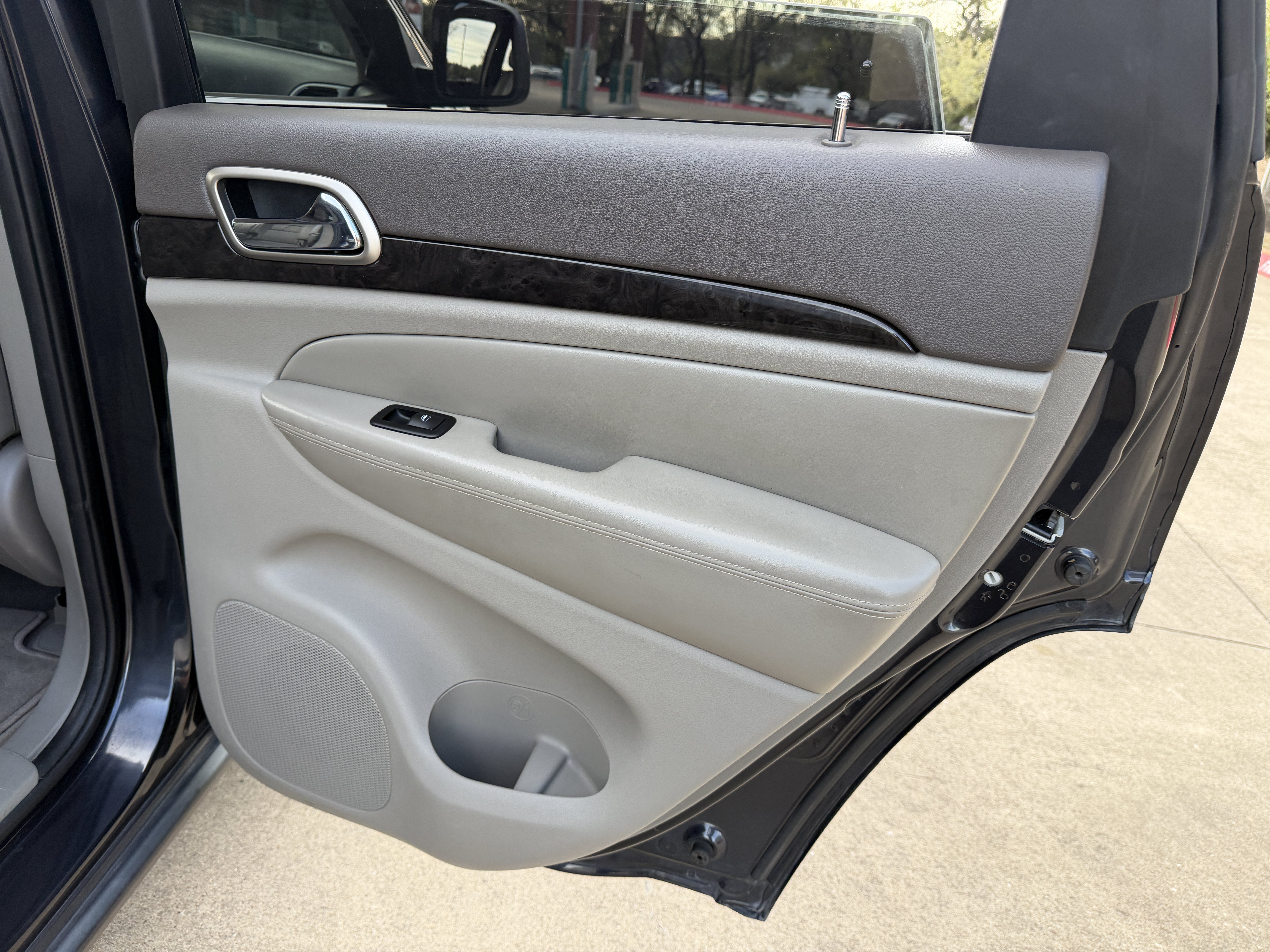 Used 2012 Jeep Grand Cherokee Laredo RWD image 12