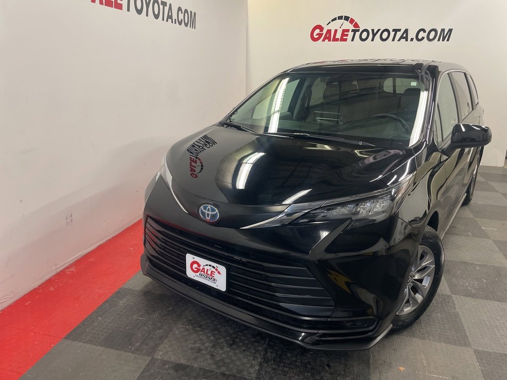 Used 2024 Toyota Sienna LE image 2