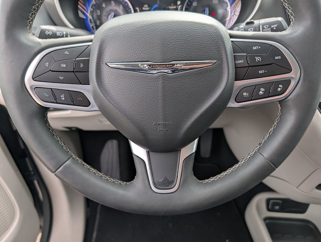 Used 2023 Chrysler Pacifica Touring-L FWD image 29
