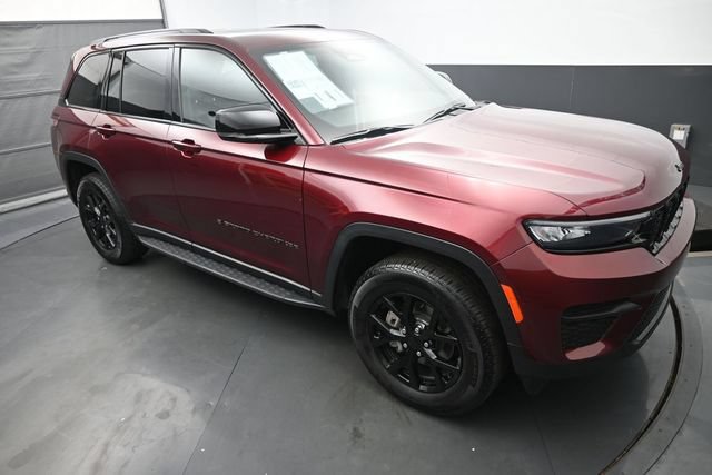 Used 2025 Jeep Grand Cherokee Altitude AWD/4WD image 7