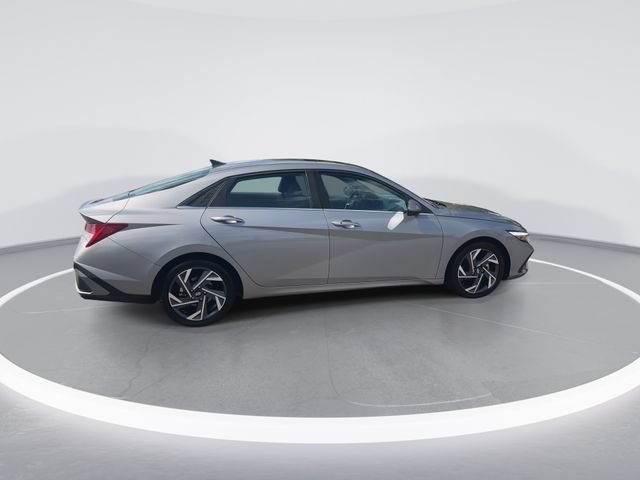 Certified 2025 Hyundai Elantra SEL FWD image 9