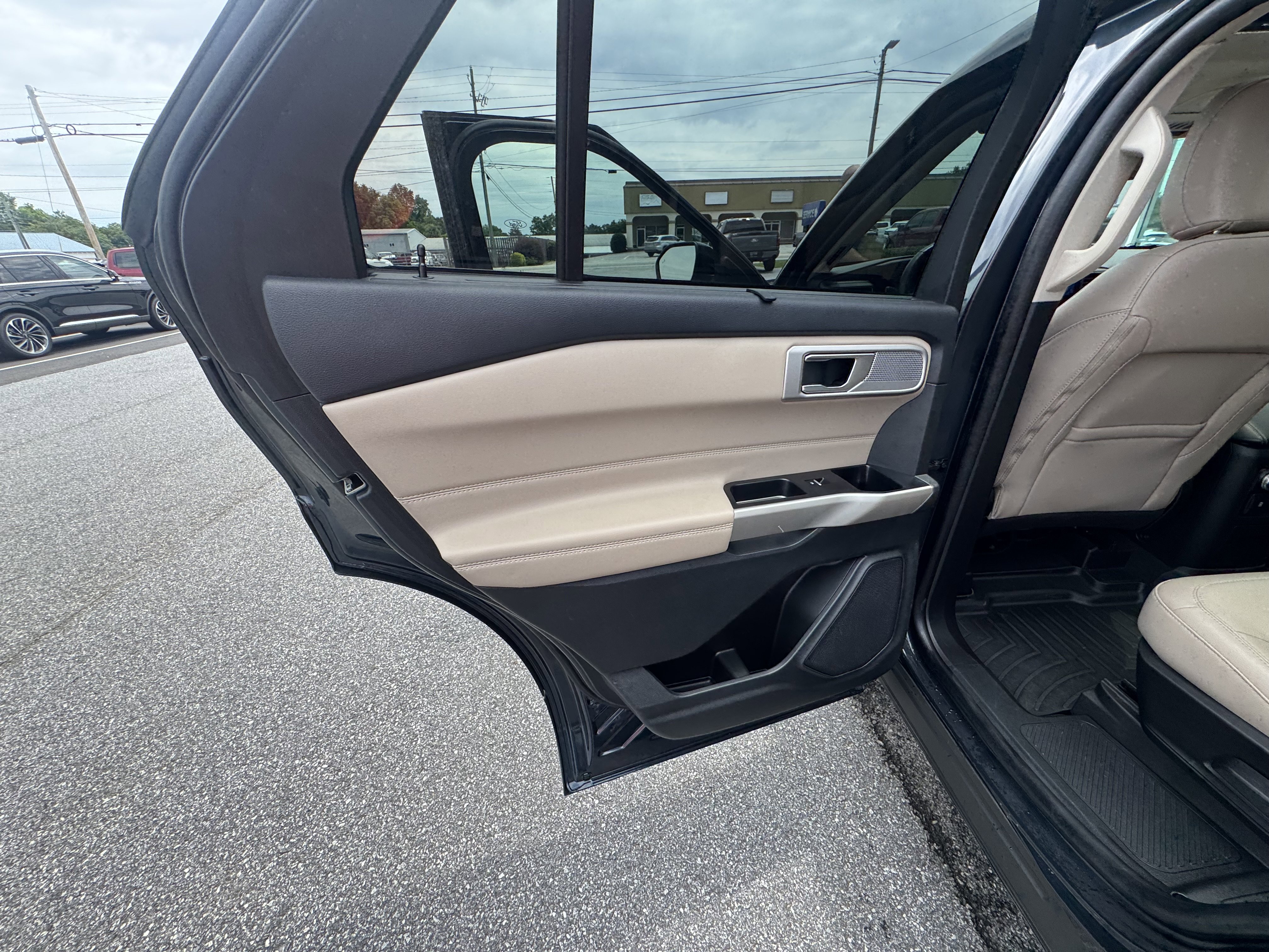 Used 2023 Ford Explorer Limited w/ Equipment Group 301A RWD image 7