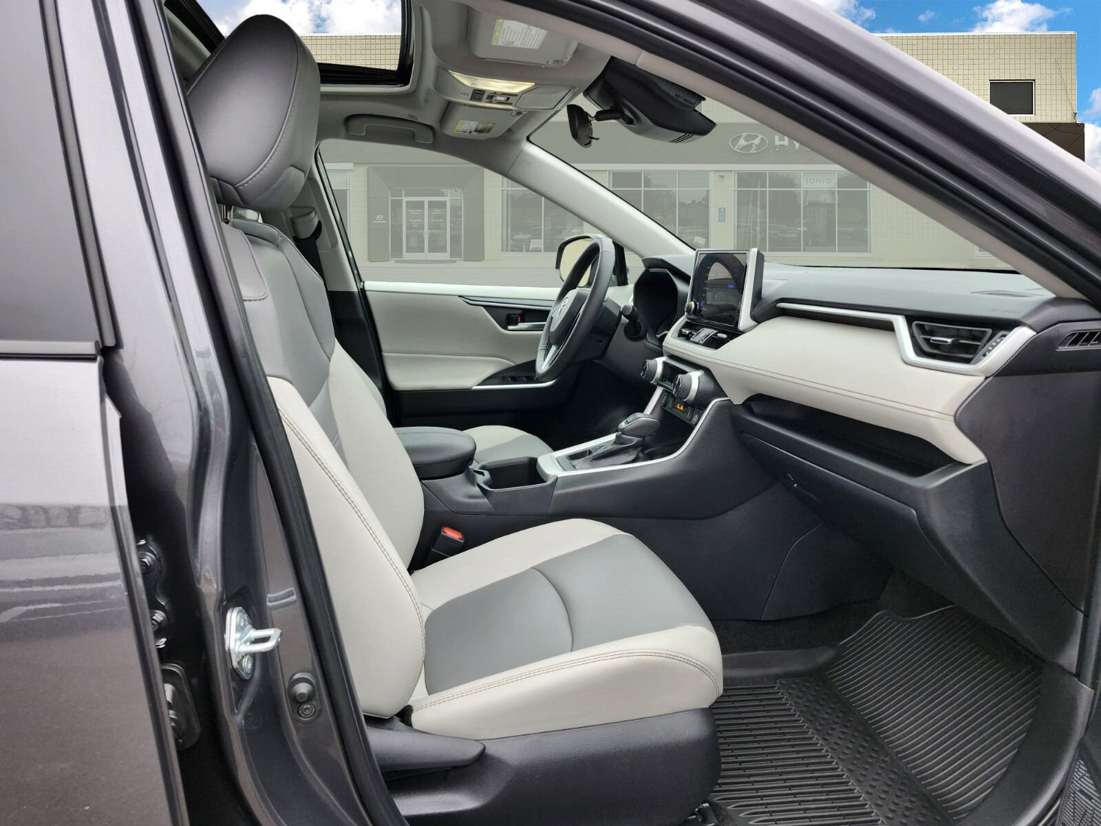 Used 2025 Toyota RAV4 XLE Premium image 9