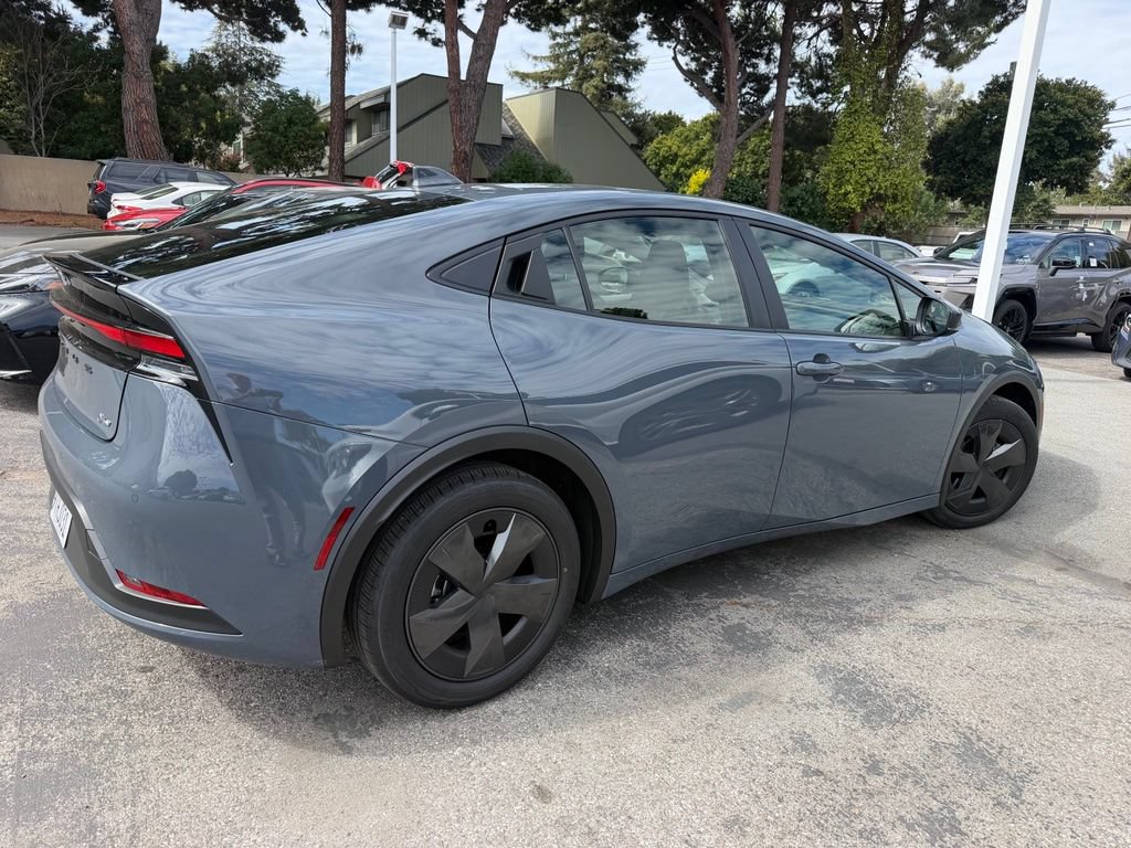 Used 2025 Toyota Prius LE FWD image 2