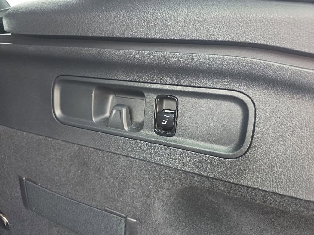 Used 2024 Mercedes-Benz GLC 300 4MATIC image 17