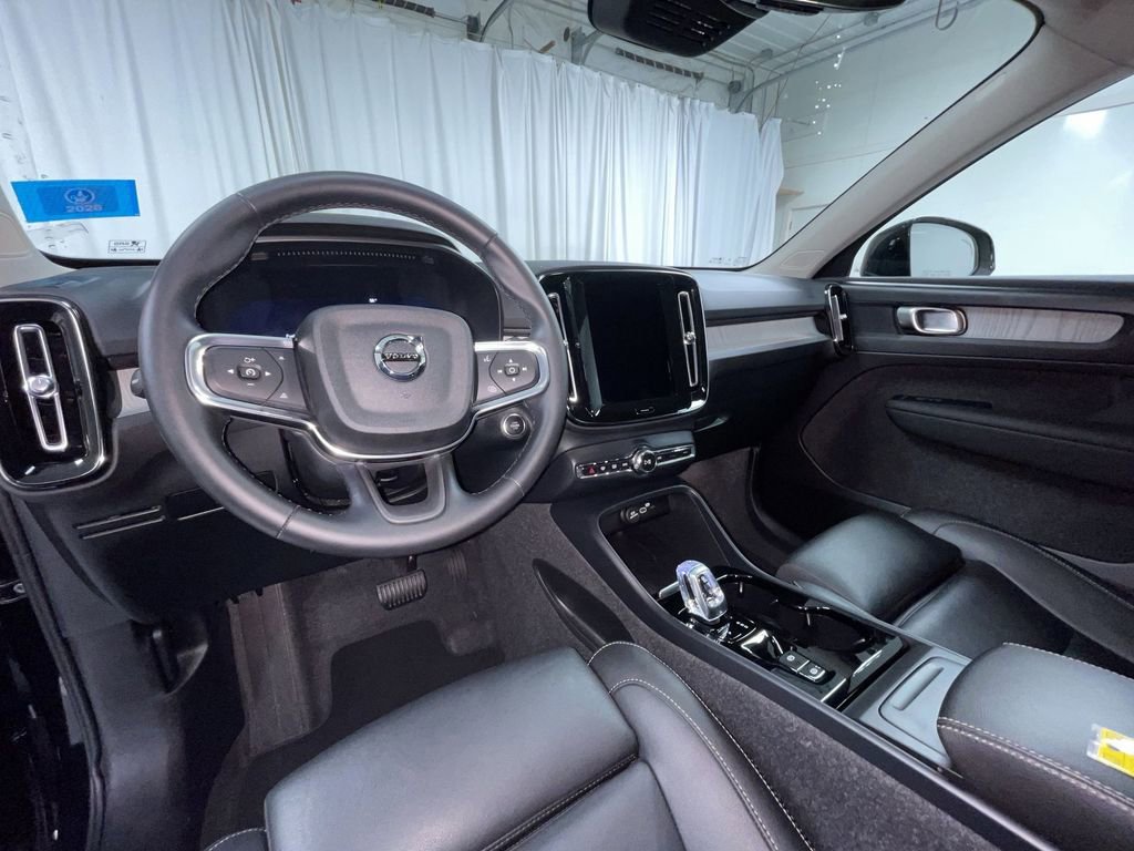 Used 2025 Volvo XC40 B5 Plus image 3