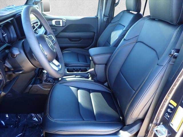 Used 2025 Jeep Wrangler Sahara image 11