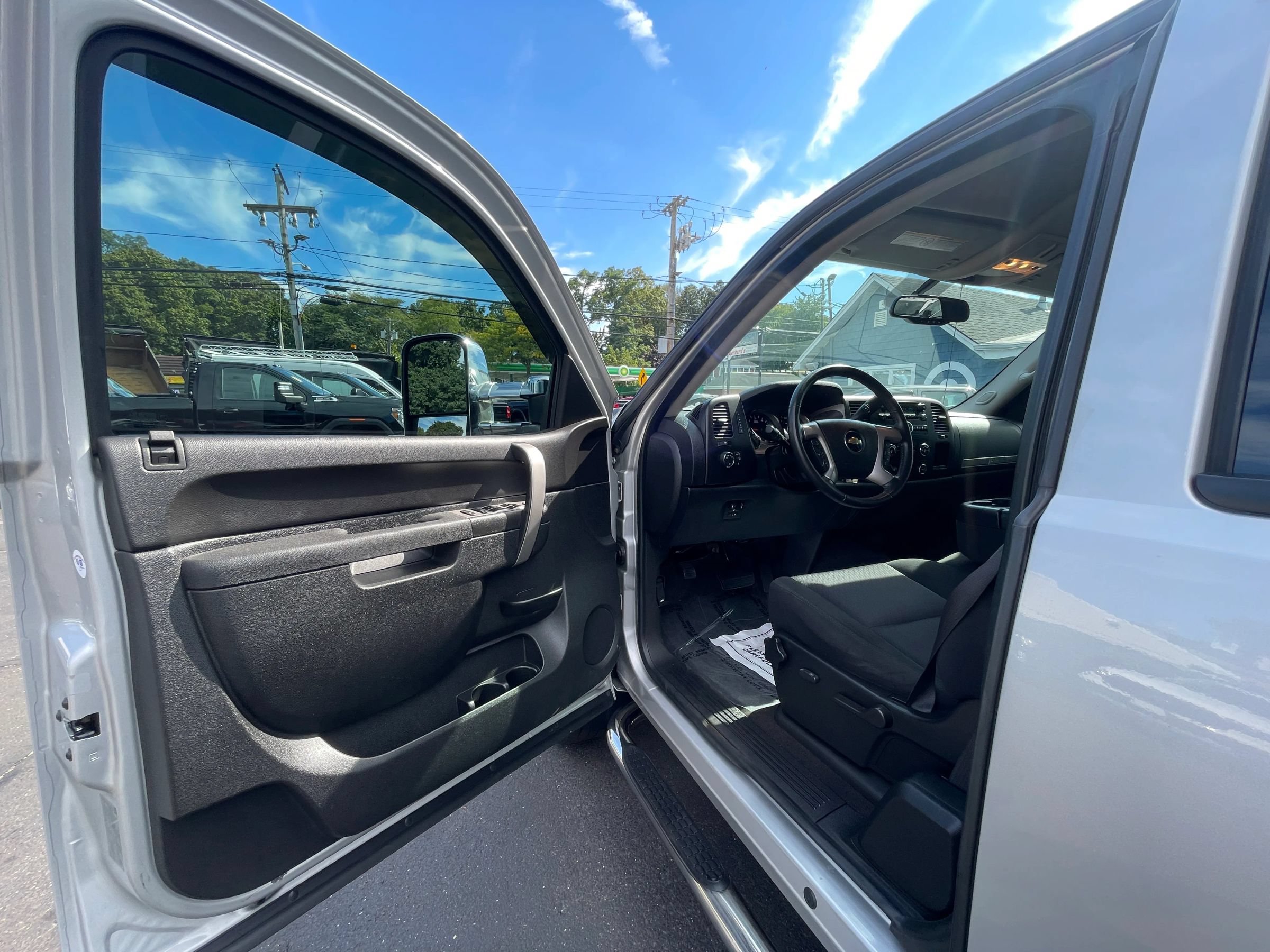 Used 2010 Chevrolet Silverado 2500 LT w/ Interior Plus Package AWD/4WD image 10