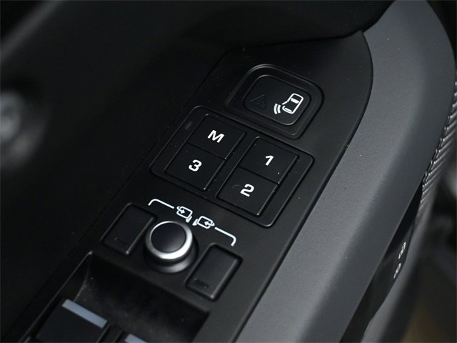 Used 2023 Land Rover Defender 110 X-Dynamic SE image 38