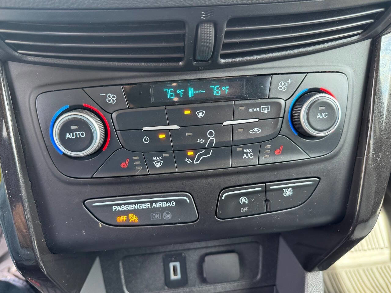 Used 2018 Ford Escape SE w/ SE Sport Appearance Package image 17