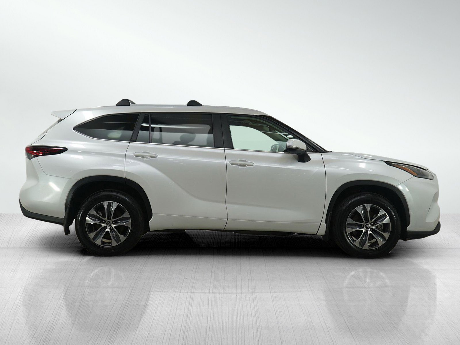 Used 2024 Toyota Highlander XLE AWD/4WD image 6