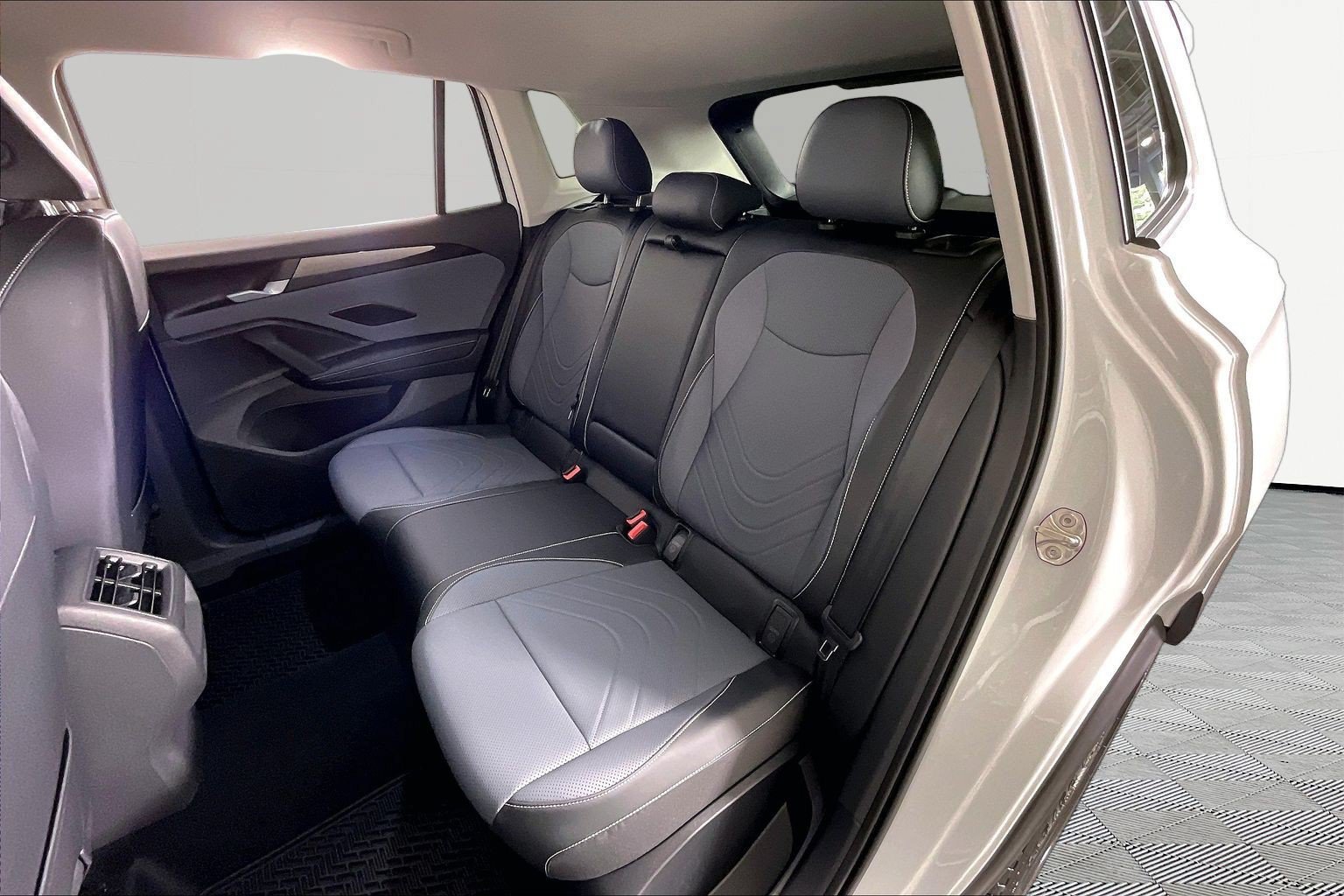 Used 2025 Volkswagen Tiguan SE AWD/4WD image 24