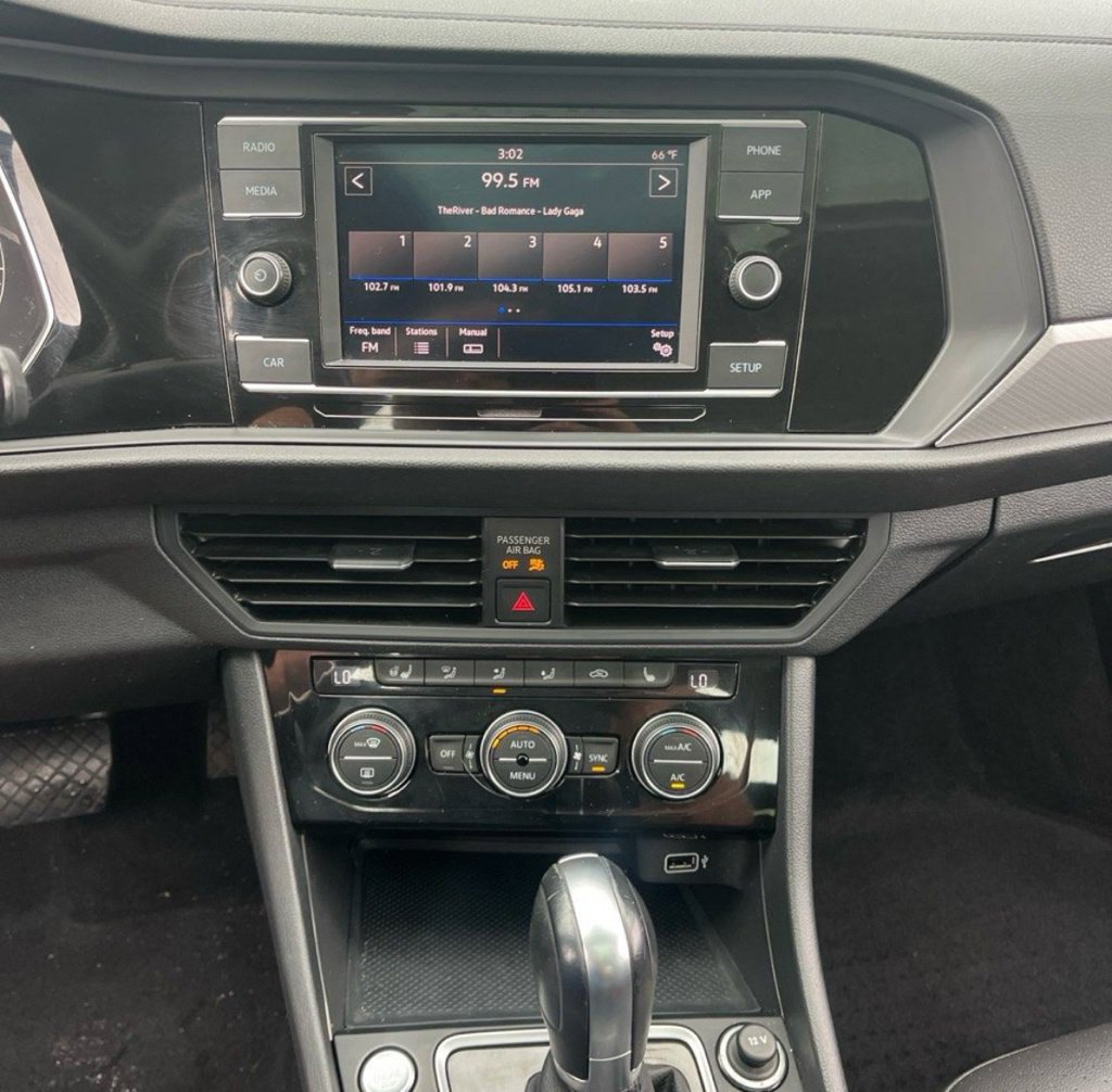 Used 2019 Volkswagen Jetta SE w/ Cold Weather Package FWD image 6