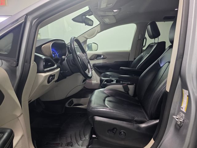 Used 2018 Chrysler Pacifica Touring-L FWD image 13