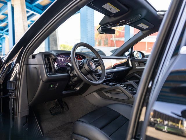 Certified 2025 Porsche Cayenne image 4
