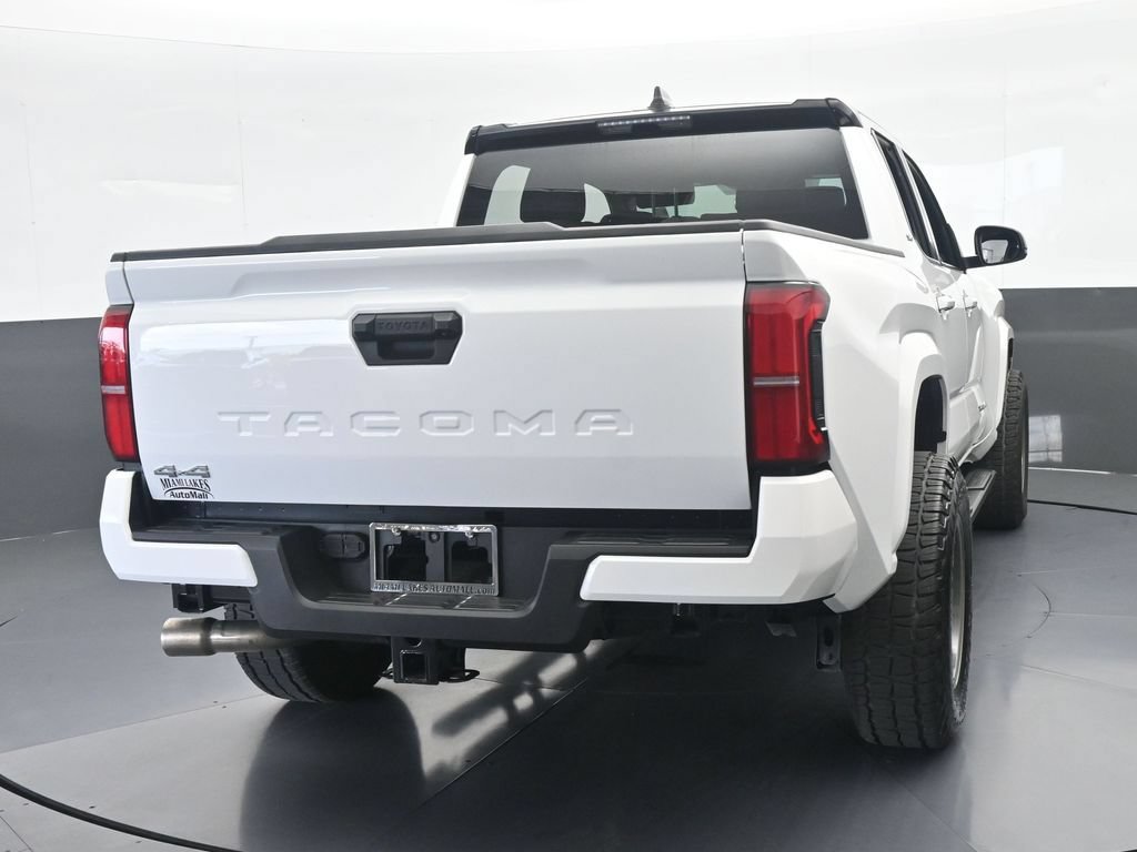 Used 2025 Toyota Tacoma SR5 AWD/4WD image 5